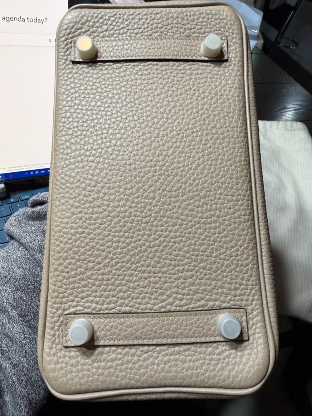 Hermès
Gris Tourterelle Togo Birkin 25 Gold Hardware, 2022 stamp U - Picture 14 of 14